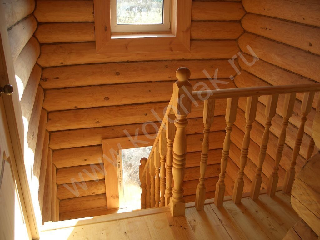 лестница в доме из бревна