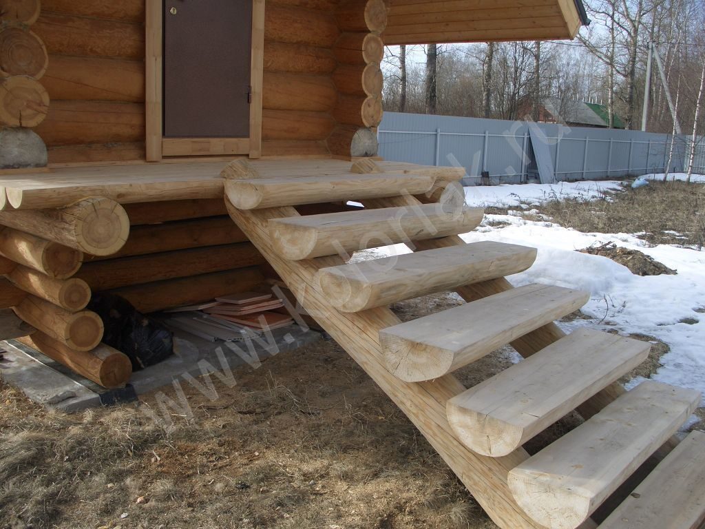 деревянная лестница из бревен к домк